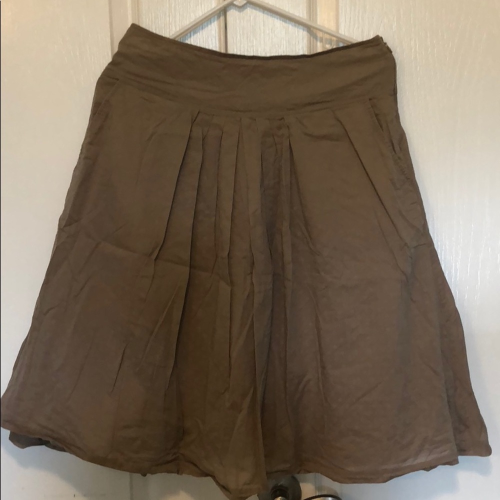 Pleated mocha skirt with grey polka dots